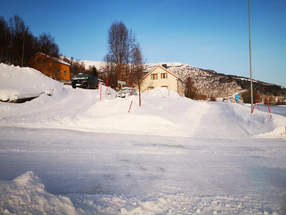 Lyngen, Mackay Appartment, Lyngen Lyngseidet Экстерьер фото
