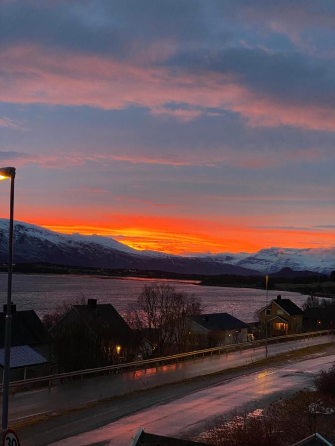 Lyngen, Mackay Appartment, Lyngen Lyngseidet Экстерьер фото
